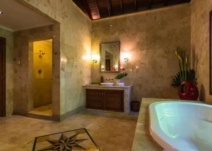 Villa Jungle Villa! Breath-taking Views & Near Ubud!